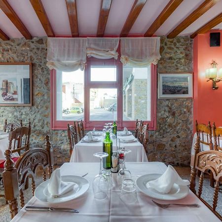 Hostal Restaurante El Roser L' Escala Bagian luar foto