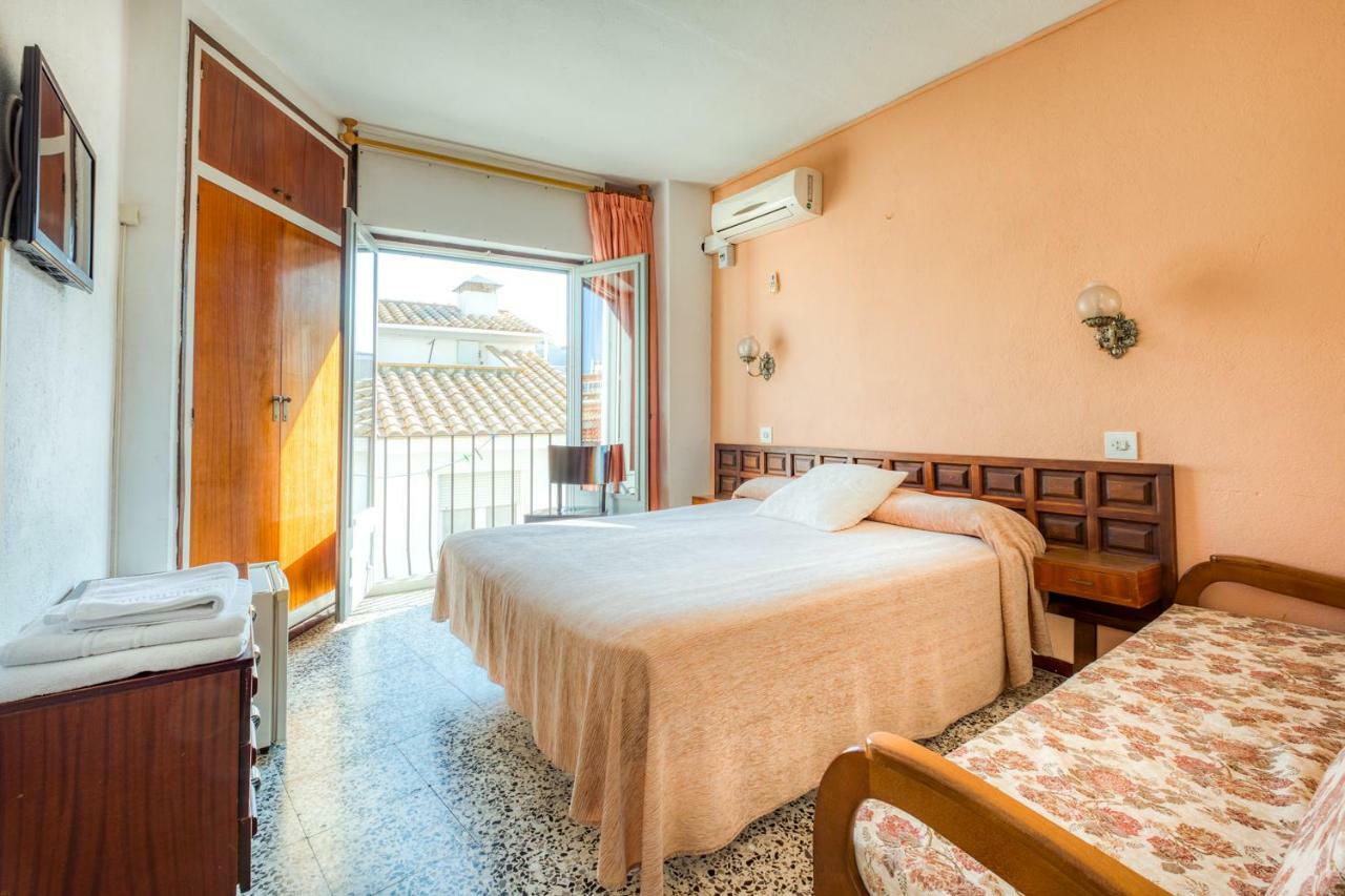 Hostal Restaurante El Roser L' Escala Bagian luar foto