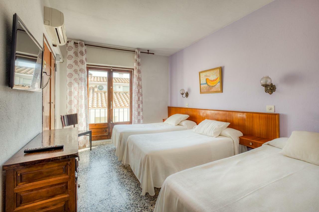 Hostal Restaurante El Roser L' Escala Bagian luar foto