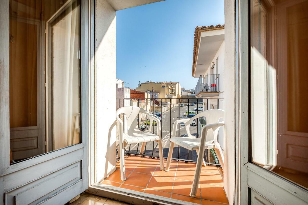 Hostal Restaurante El Roser L' Escala Bagian luar foto
