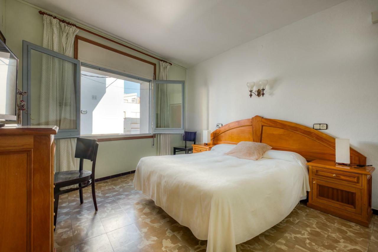 Hostal Restaurante El Roser L' Escala Bagian luar foto