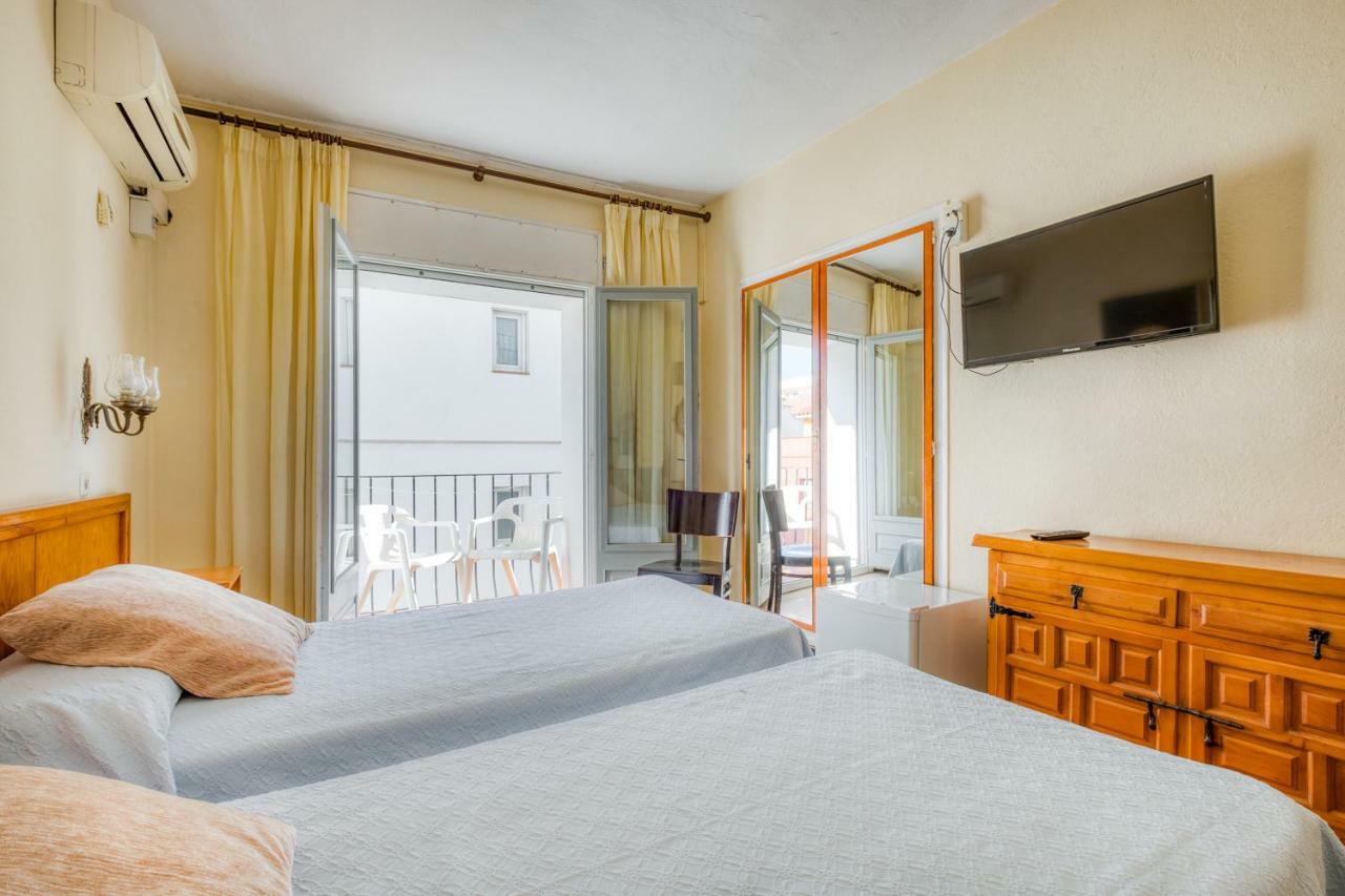 Hostal Restaurante El Roser L' Escala Bagian luar foto