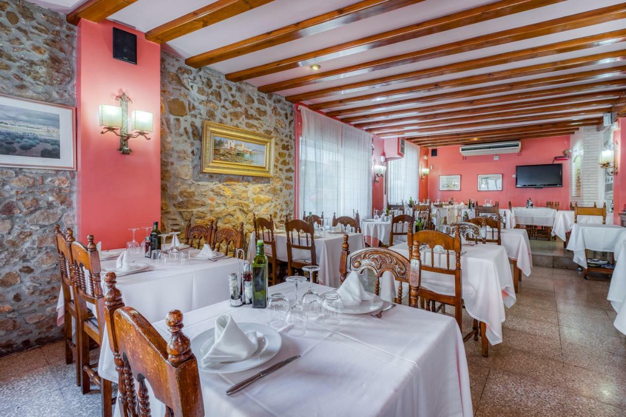 Hostal Restaurante El Roser L' Escala Bagian luar foto