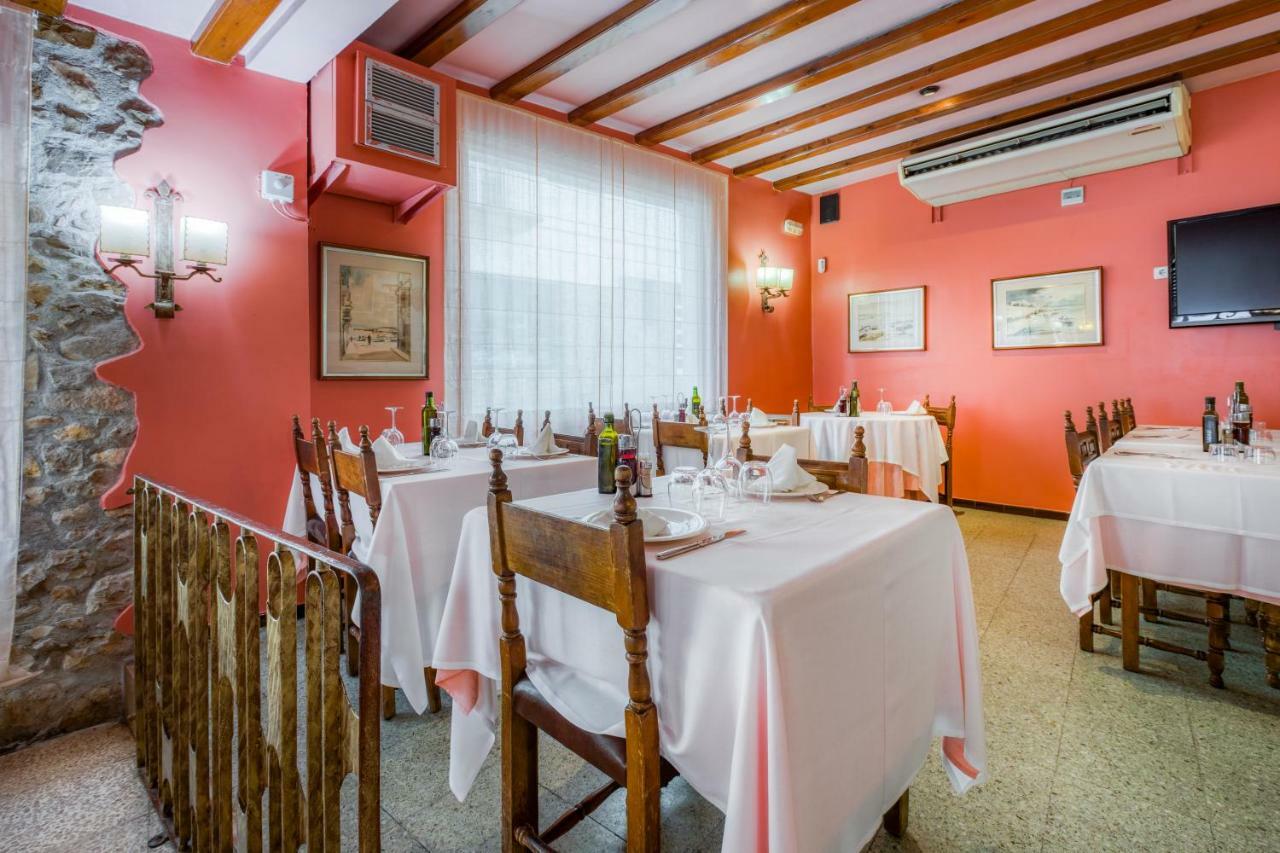 Hostal Restaurante El Roser L' Escala Bagian luar foto