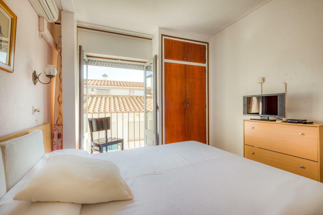 Hostal Restaurante El Roser L' Escala Bagian luar foto