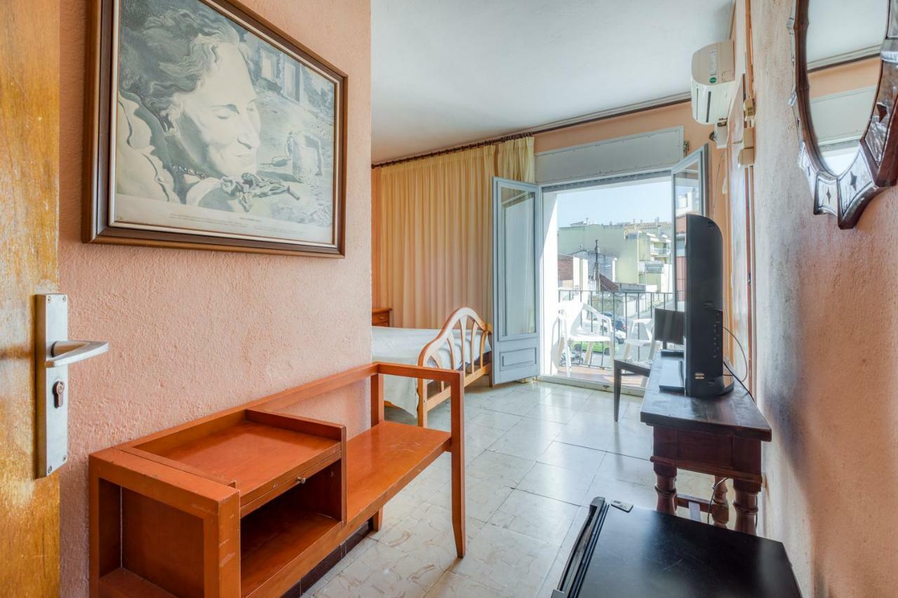 Hostal Restaurante El Roser L' Escala Bagian luar foto