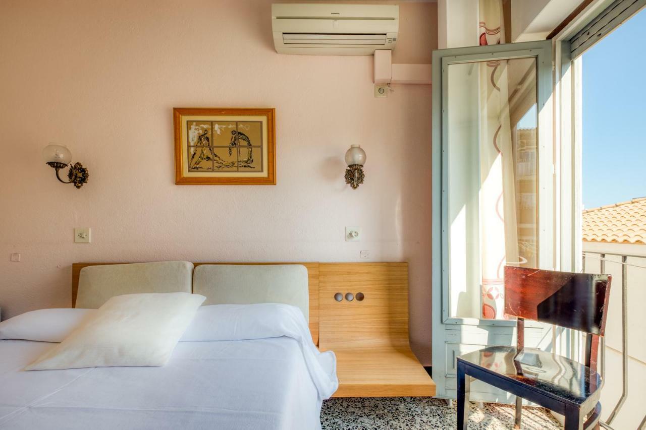 Hostal Restaurante El Roser L' Escala Bagian luar foto