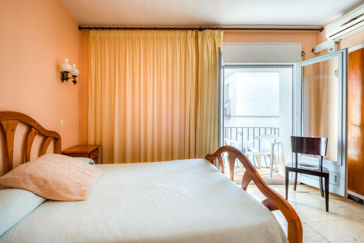 Hostal Restaurante El Roser L' Escala Bagian luar foto