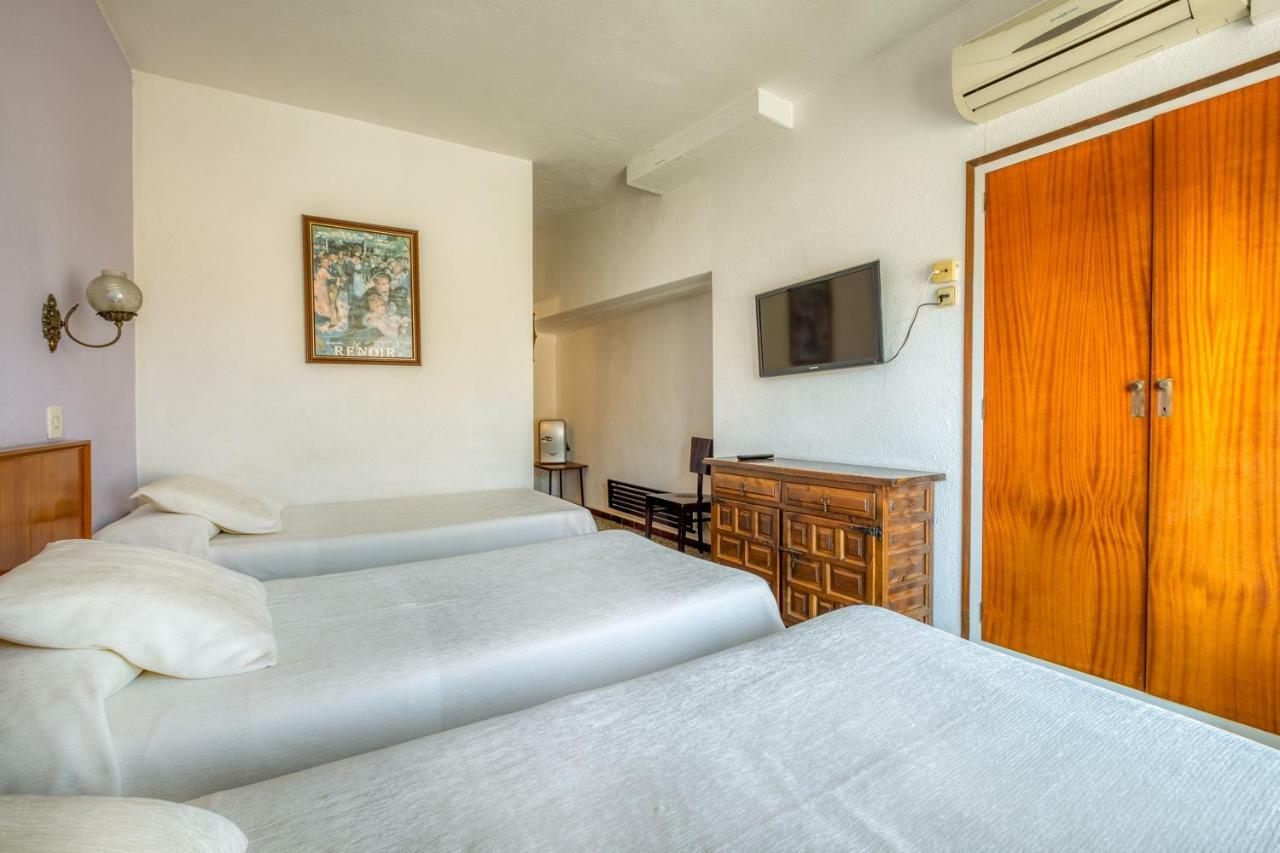 Hostal Restaurante El Roser L' Escala Bagian luar foto
