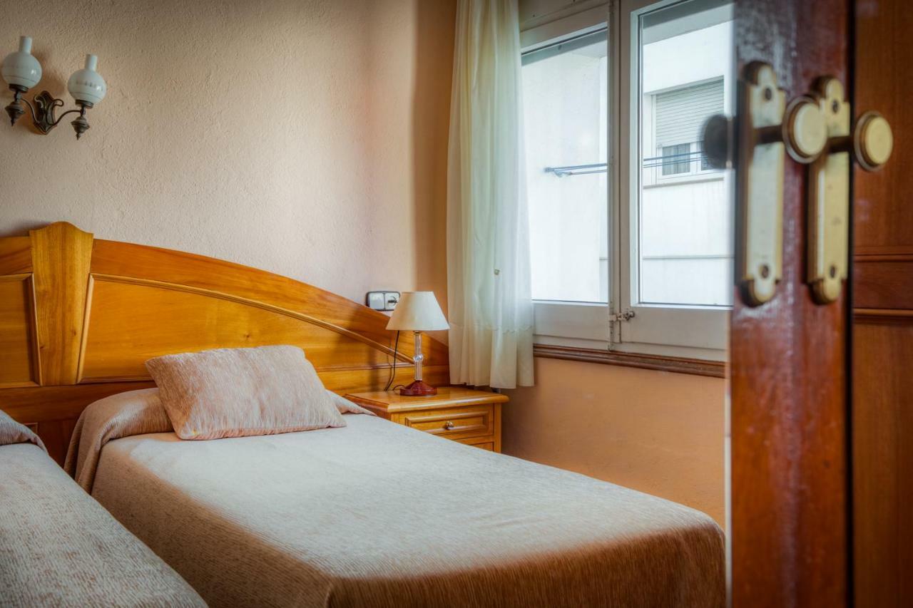 Hostal Restaurante El Roser L' Escala Bagian luar foto