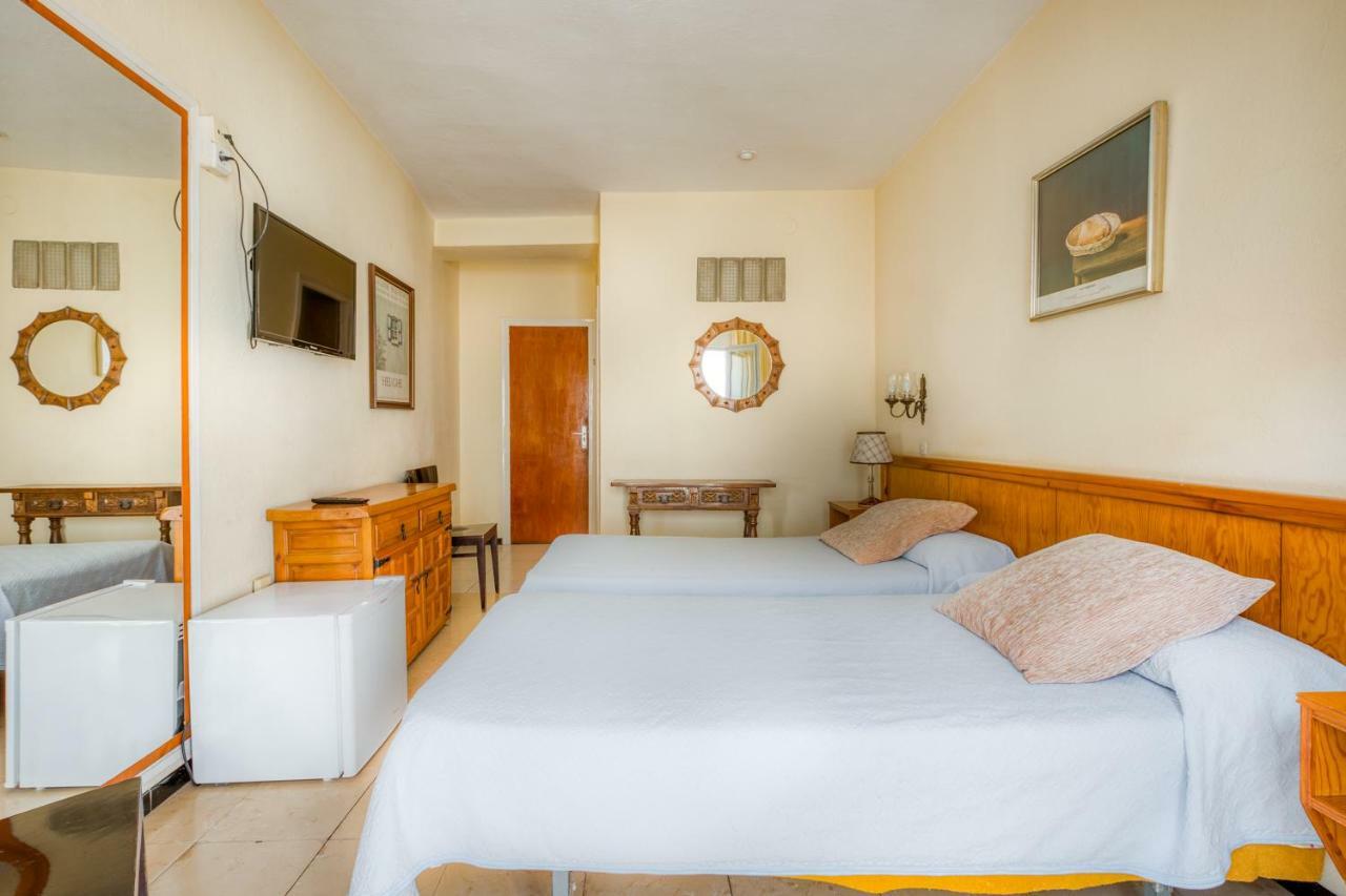 Hostal Restaurante El Roser L' Escala Bagian luar foto