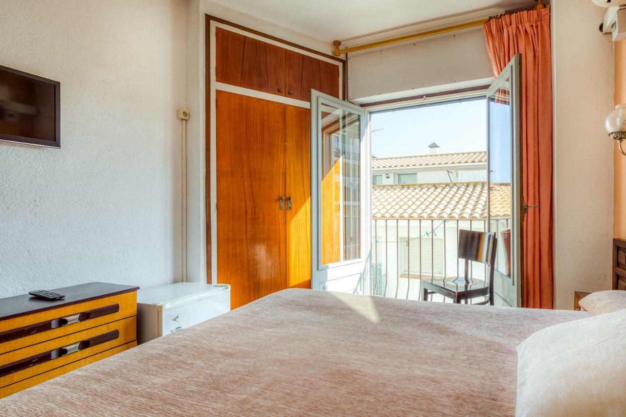 Hostal Restaurante El Roser L' Escala Bagian luar foto