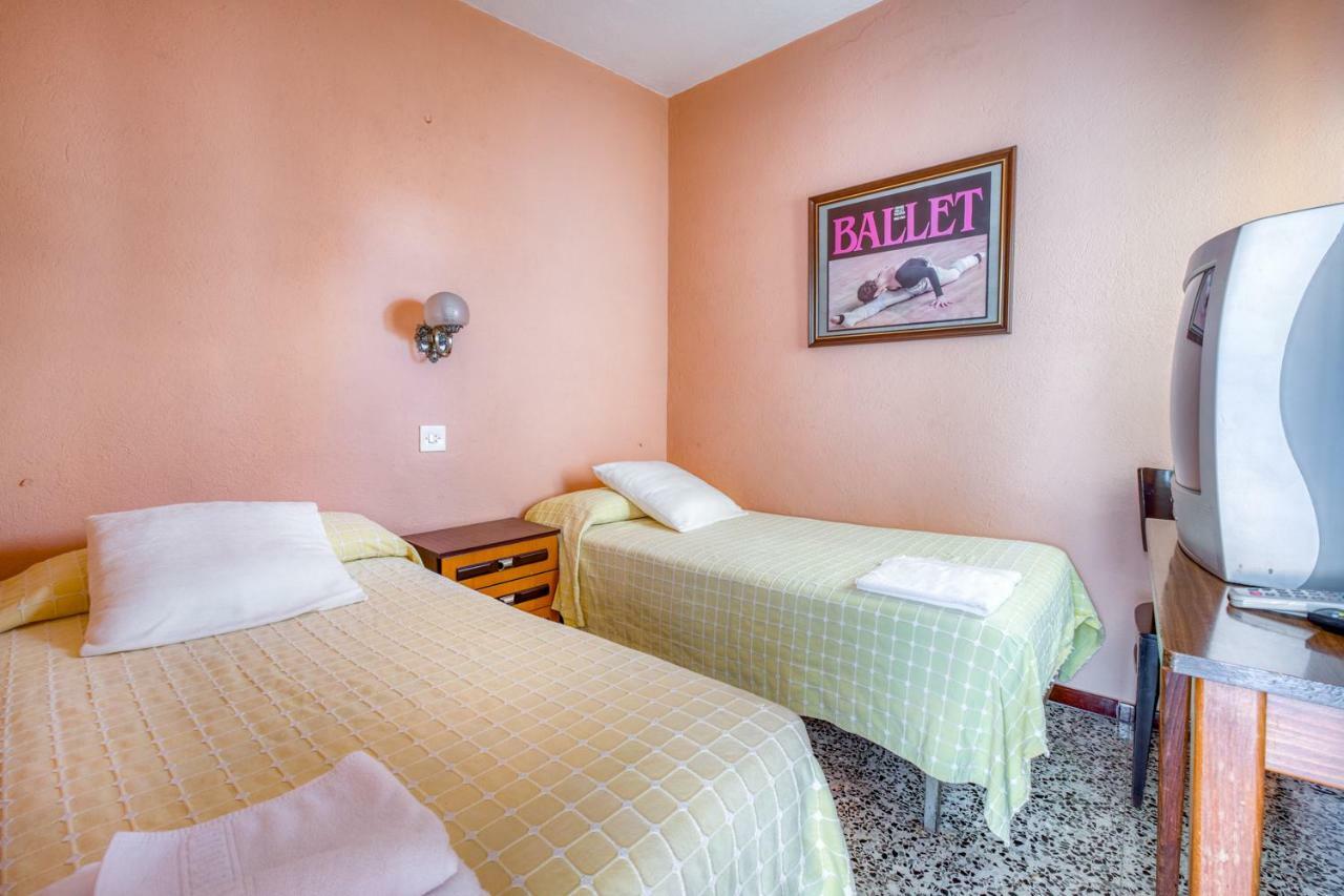 Hostal Restaurante El Roser L' Escala Bagian luar foto