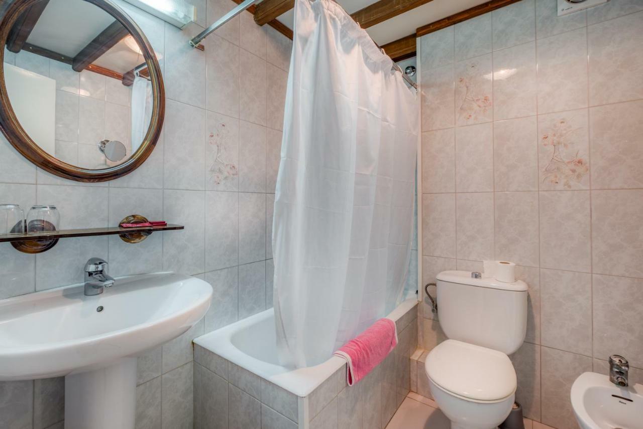 Hostal Restaurante El Roser L' Escala Bagian luar foto