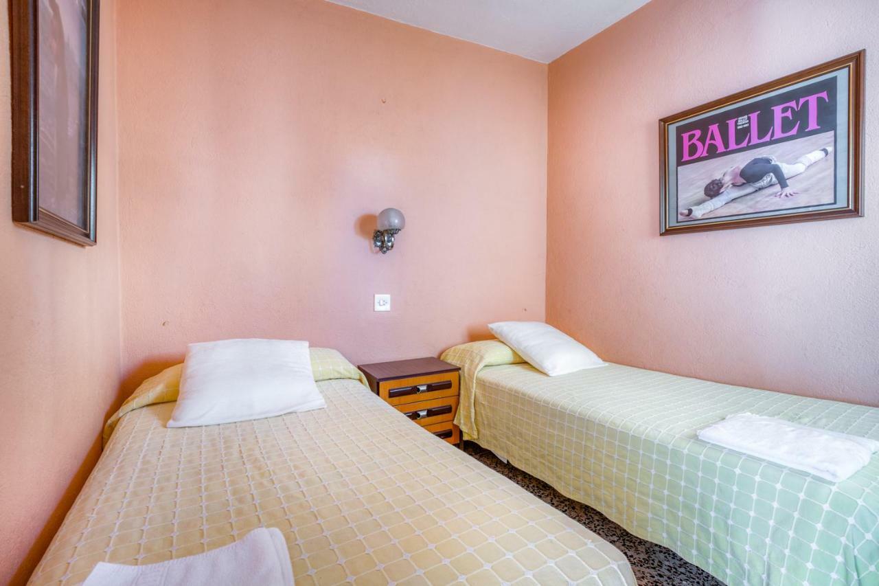 Hostal Restaurante El Roser L' Escala Bagian luar foto