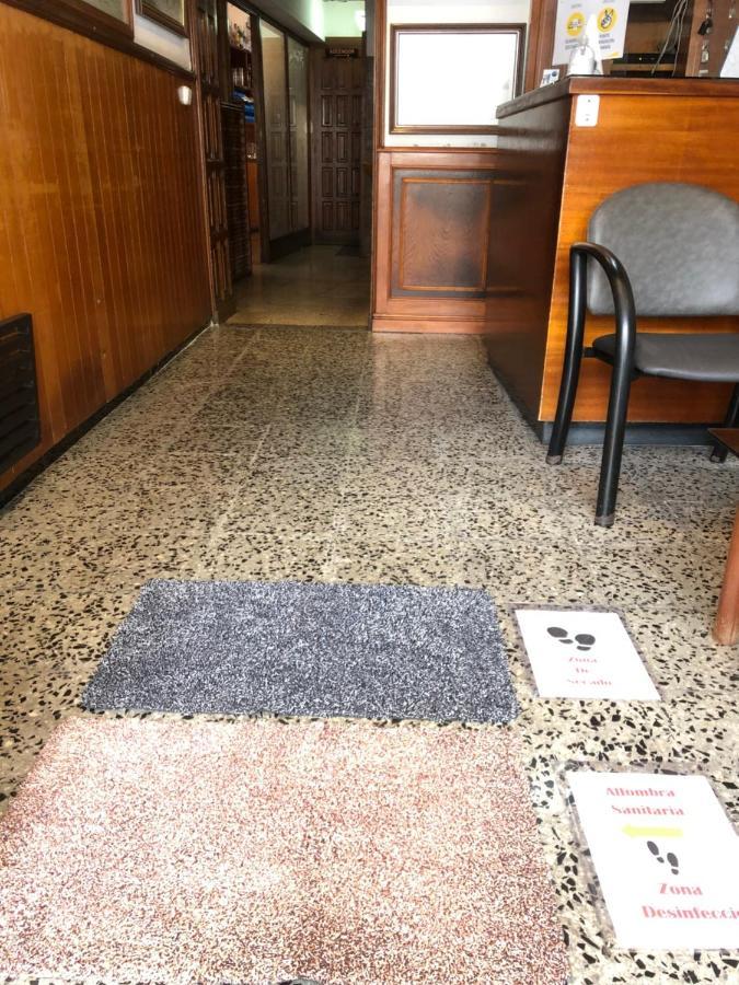 Hostal Restaurante El Roser L' Escala Bagian luar foto