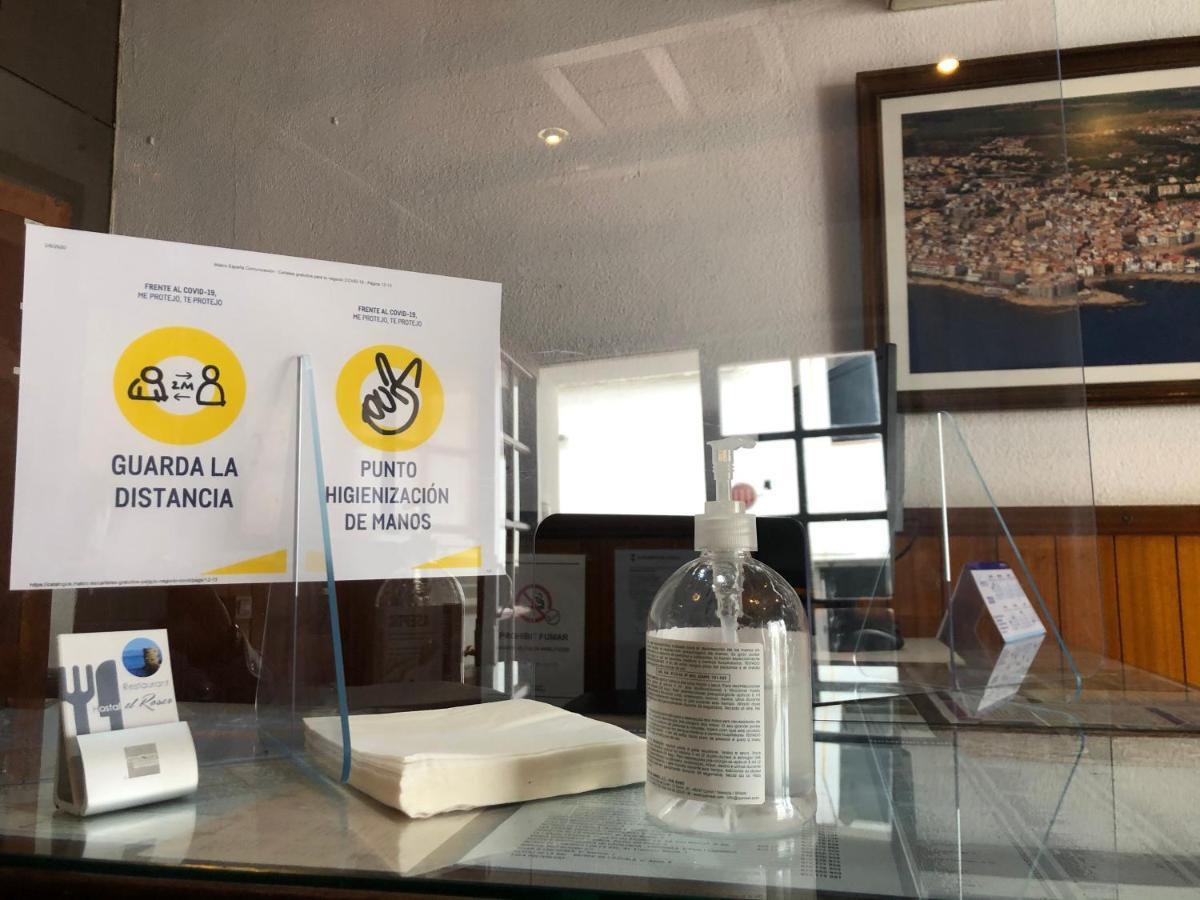 Hostal Restaurante El Roser L' Escala Bagian luar foto